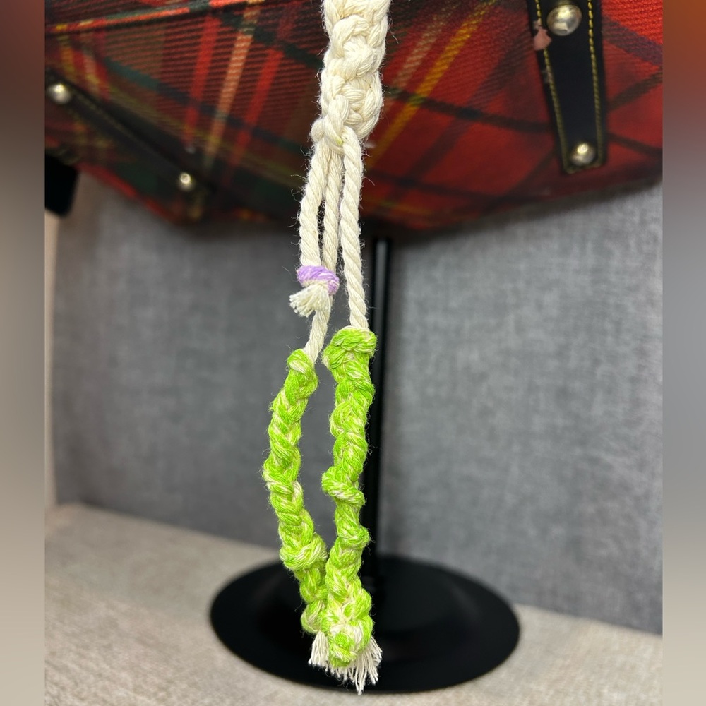 Handmade Macrame Daisy Key Chain - Picture 6 of 8